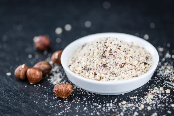 Avellanas molidas en una losa de pizarra — Foto de Stock