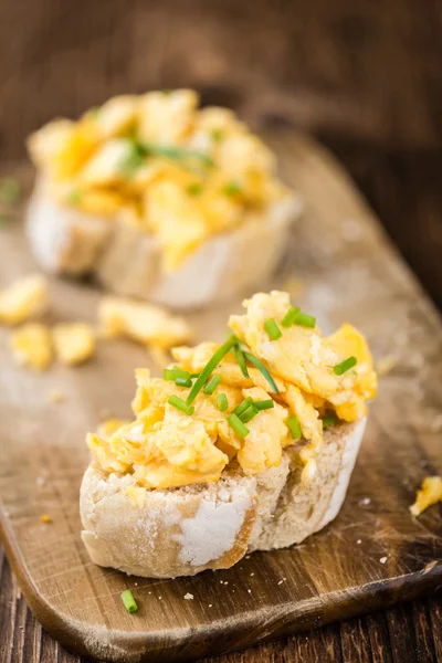 Wooden table with Scrambled Eggs — Stock Photo, Image