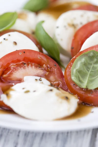 Tomaten mit Mozzarella und Balasimco-Dressing — Stockfoto