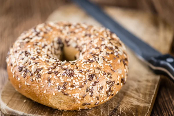 Mesa con Bagel integral recién horneado —  Fotos de Stock