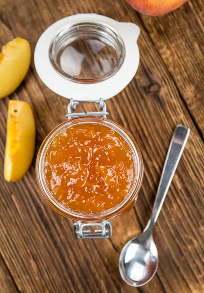 Träbord med persika Jam — Stockfoto