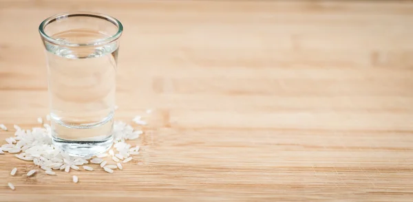 Vidrio con sake en la mesa — Foto de Stock