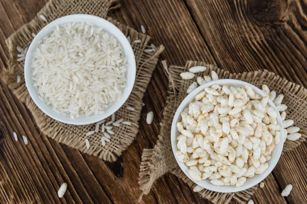 Mesa de madera vieja con arroz inflado — Foto de Stock