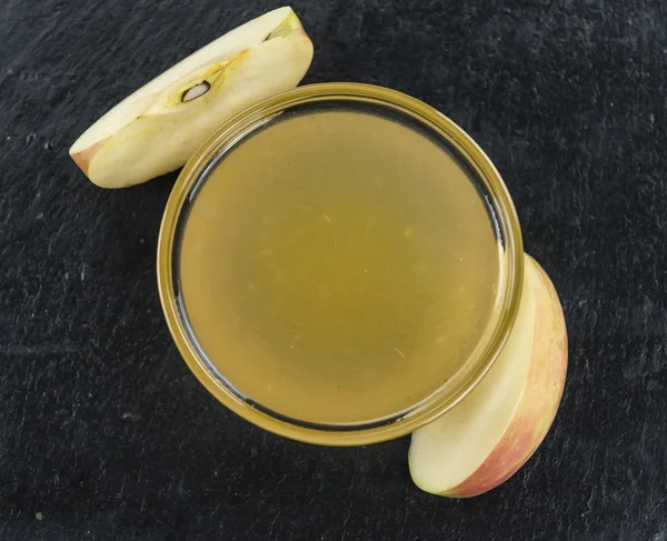 Molho de maçã em uma laje de ardósia — Fotografia de Stock