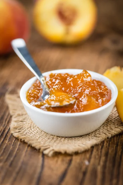 Marmellata di pesche sul tavolo — Foto Stock