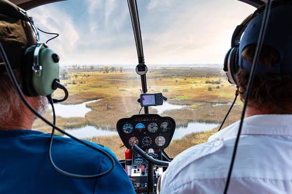 博茨瓦纳奥卡万戈三角洲的萨法里直升机在一个阳光明媚的好天气 — 图库照片