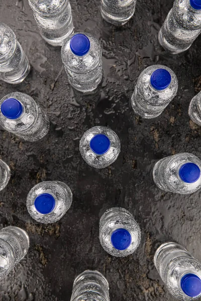 チルドボトルの輝く水 詳細を閉じるショット 選択的フォーカス — ストック写真