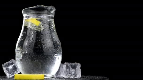 在黑色玻璃瓶中加入柠檬片的闪光水 — 图库视频影像