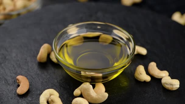 Minyak Yang Terbuat Dari Kacang Mete Pada Latar Belakang Hitam — Stok Video