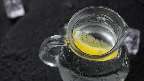 Sprudelwasser Mit Zitronenscheiben Glas Auf Schwarz — Stockvideo