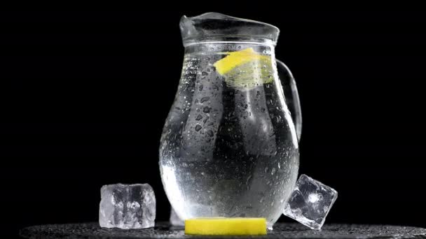 Sprudelwasser Mit Zitronenscheiben Glas Auf Schwarz — Stockvideo