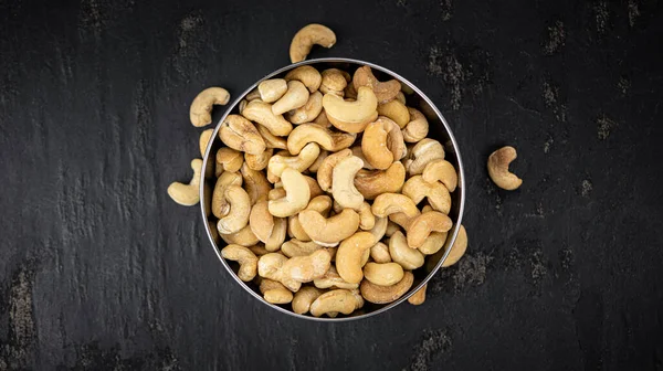 Paahdettujen Cashew Pähkinöiden Osuus Lähikuva Kuva Valikoiva Keskittyminen — kuvapankkivalokuva