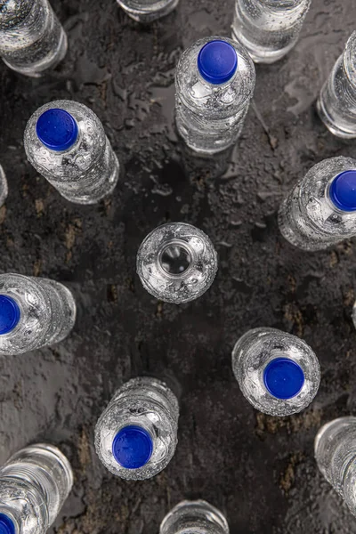 詳細なクローズアップショットとして冷たい輝く水のボトル — ストック写真