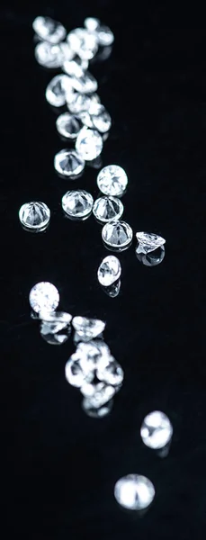 Kleine Diamanten Auf Dunklem Hintergrund Als Nahaufnahme Selektiver Fokus — Stockfoto