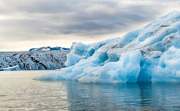 Jokulsarlon冰川湖中的蓝色冰山 — 图库照片