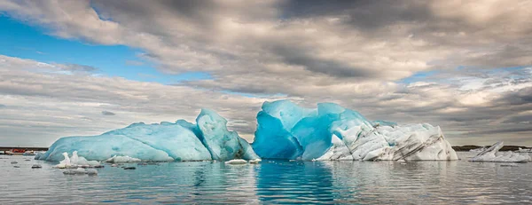 著名的Jokulsarlon冰川湖中壮观的落日 — 图库照片