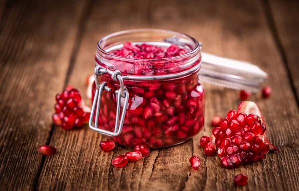 Vintage Träbord Med Konserverade Granatäpple Frön Selektivt Fokus Närbild — Stockfoto