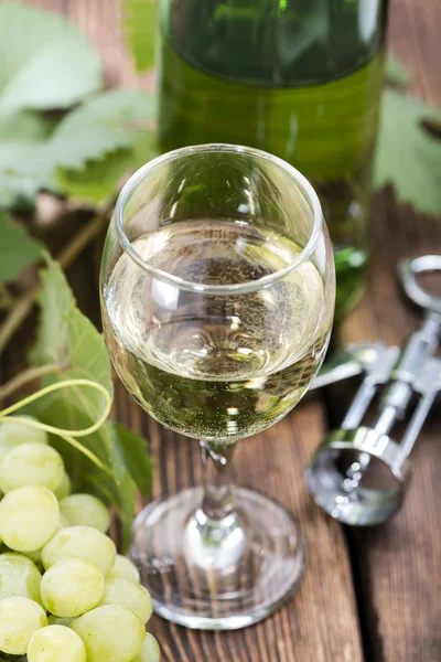 Vino bianco in un bicchiere — Foto Stock