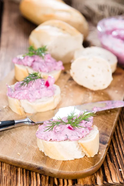 Salade de hareng sur une baguette — Photo