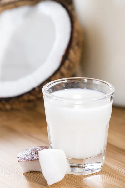 Liquore al cocco in vetro — Foto Stock