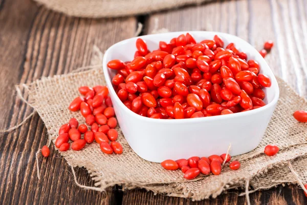 Bagas de goji em uma tigela — Fotografia de Stock