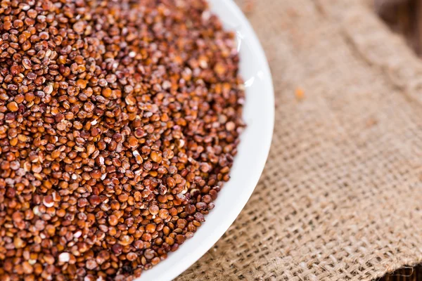 Czerwony quinoa w misce — Zdjęcie stockowe