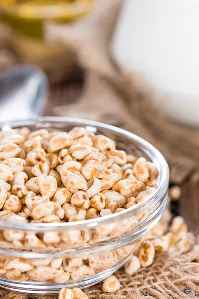 Ciotola con grano soffiato — Foto Stock