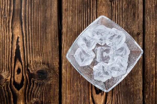 Миска с кубиками льда — стоковое фото