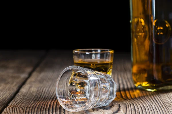 Snapsglas med whisky — Stockfoto