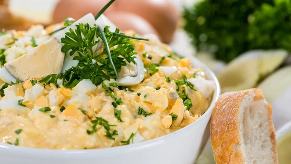 Домашний яичный салат — стоковое фото