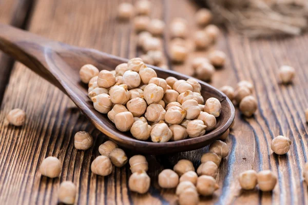 Garbanzos en cuchara de madera — Foto de Stock