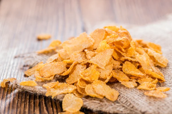 Goldene Cornflakes auf dem Tisch — Stockfoto