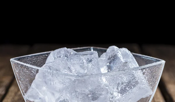 Miska z kostkami lodu — Zdjęcie stockowe