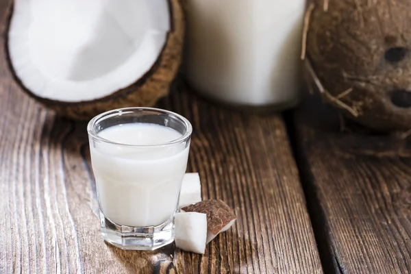 Bicchiere con liquore al cocco — Foto Stock