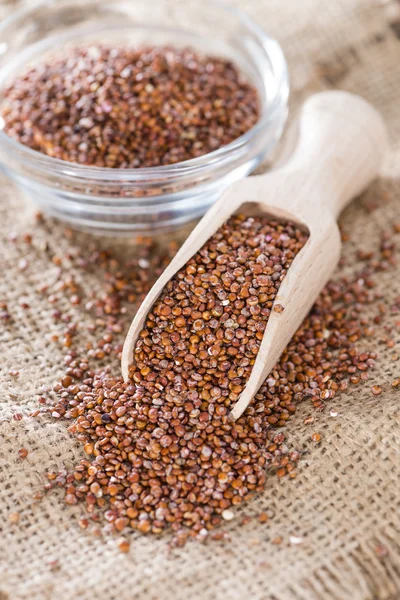 Träsked med röd Quinoa — Stockfoto