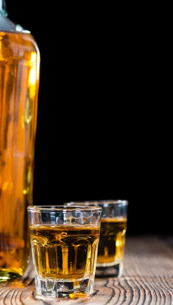 Copa de chupito con whisky —  Fotos de Stock