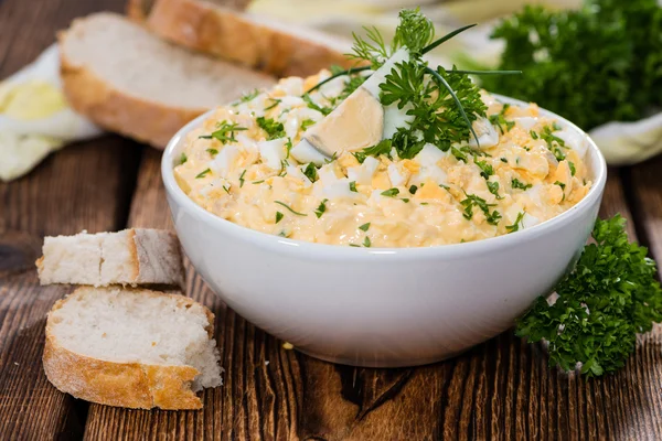 Cuenco con ensalada de huevo — Foto de Stock