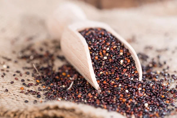 Kochlöffel mit schwarzer Quinoa — Stockfoto