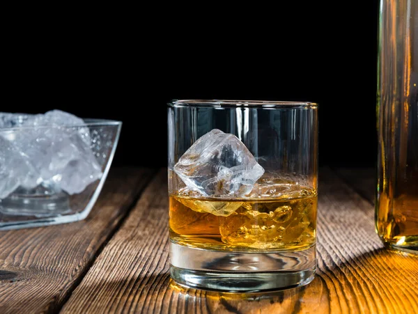 Buzlu viski kokteyli — Stok fotoğraf