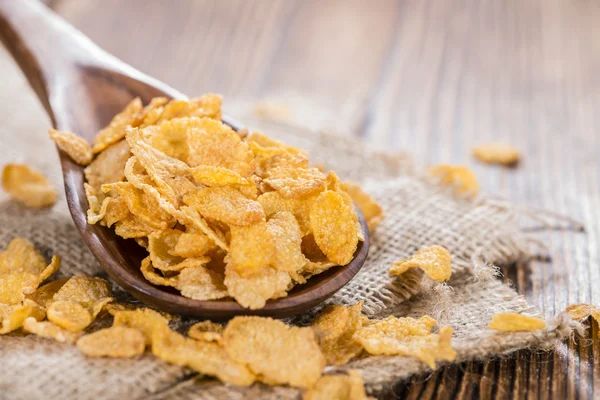 Haufen Cornflakes auf einem Löffel — Stockfoto