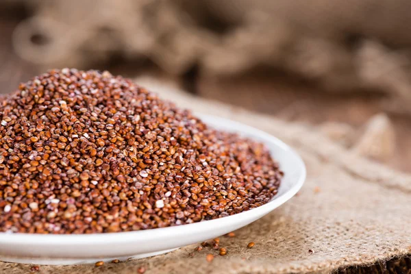 Röd quinoa i en skål — Stockfoto