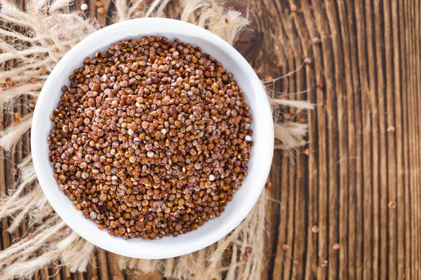 Colher de madeira com Quinoa vermelho — Fotografia de Stock