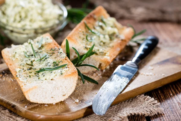 Baguette au beurre aux herbes — Photo