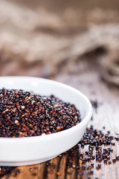 Portion ungekochte schwarze Quinoa — Stockfoto