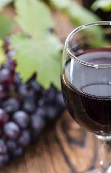 Красное вино со свежим виноградом — стоковое фото