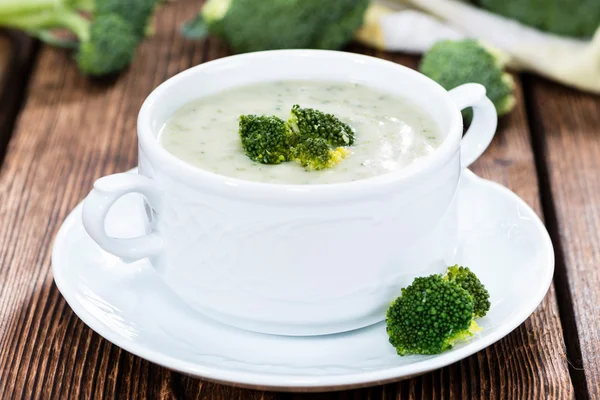 Portion de soupe au brocoli — Photo
