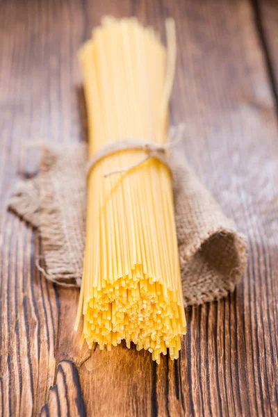 Spaghettis crus au basilic sur bois — Photo