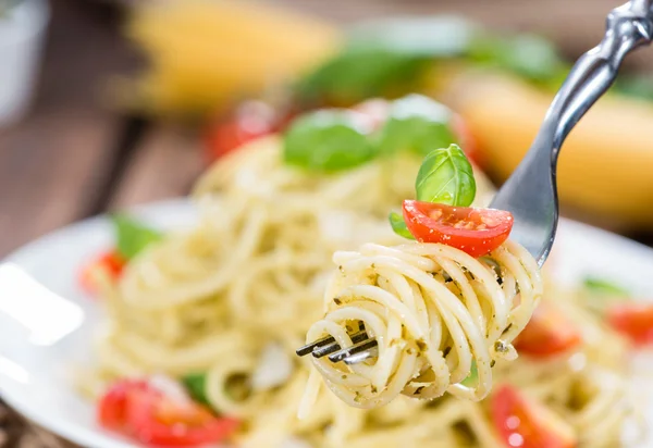 Espaguete com pesto em um garfo — Fotografia de Stock