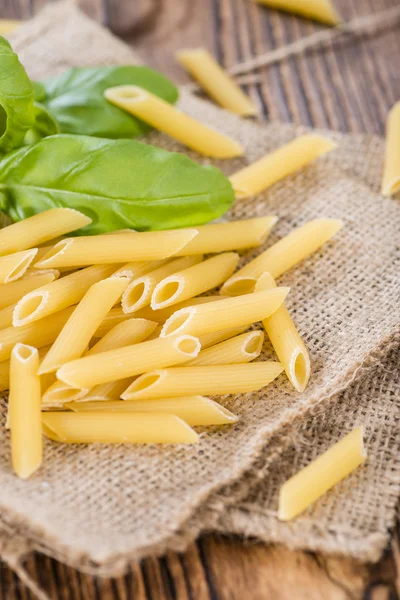 Penne non cuite au basilic — Photo