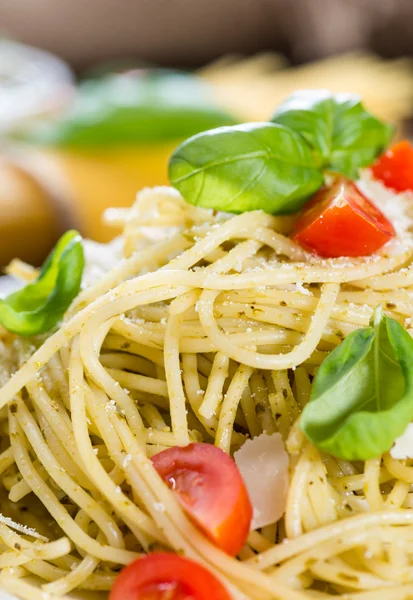 Części włoskie spaghetti z pesto — Zdjęcie stockowe